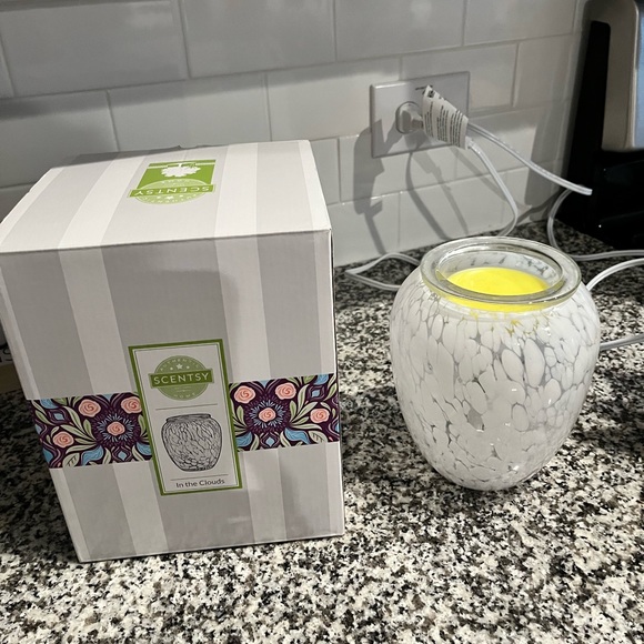Scentsy White and Yellow Warmer - Picture 2 of 3